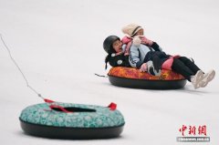 黑龙江哈尔滨：中小学生乐享雪趣